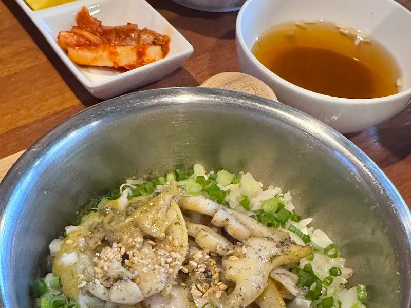 전복솥밥 정식: 누룽지와 숭늉으로 마무리하면 속이 따뜻해진다.