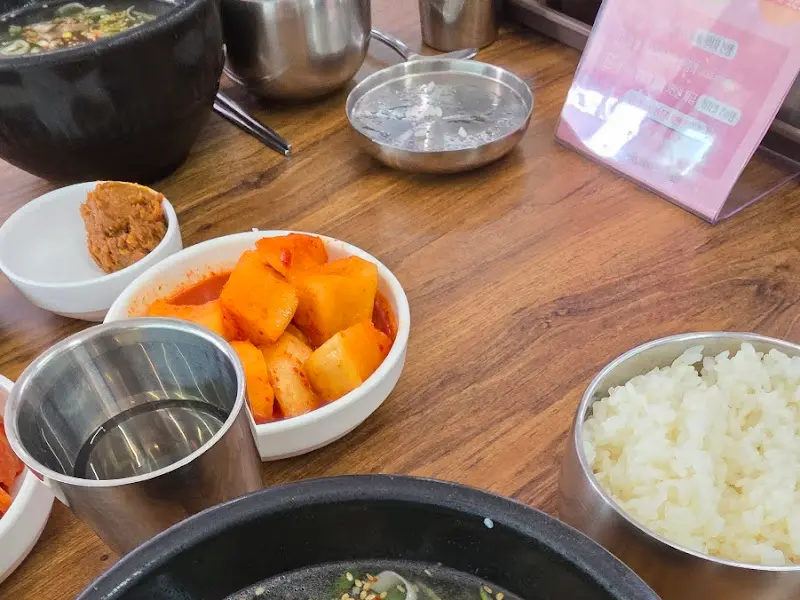 곰탕과 함께 차려진 정갈한 밑반찬