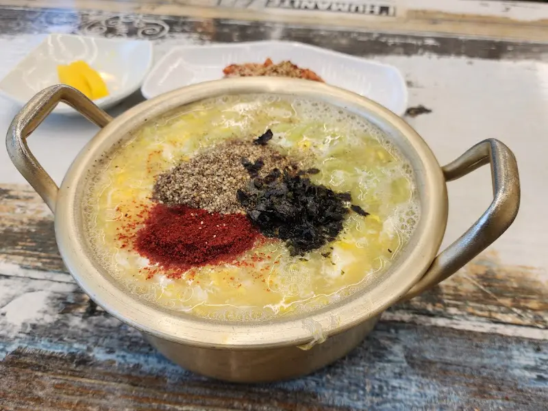 놋그릇에 담겨 나온 칼국수