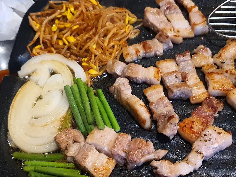 숯불 위에서 익어가는 뽈항정살