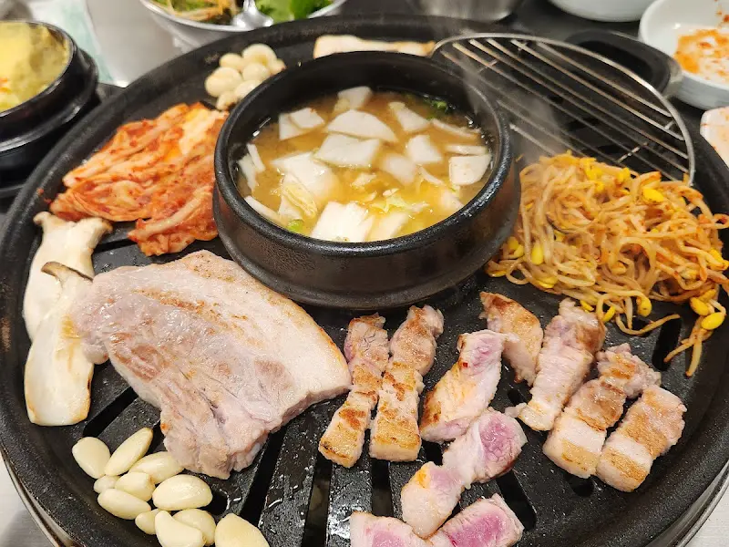 푸짐한 고기 한 상