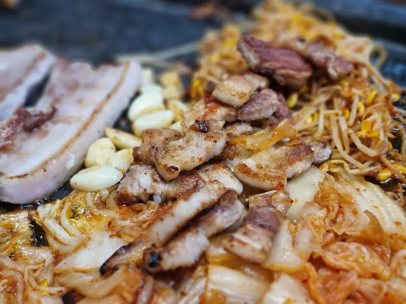 구워진 삼겹살과 김치, 콩나물