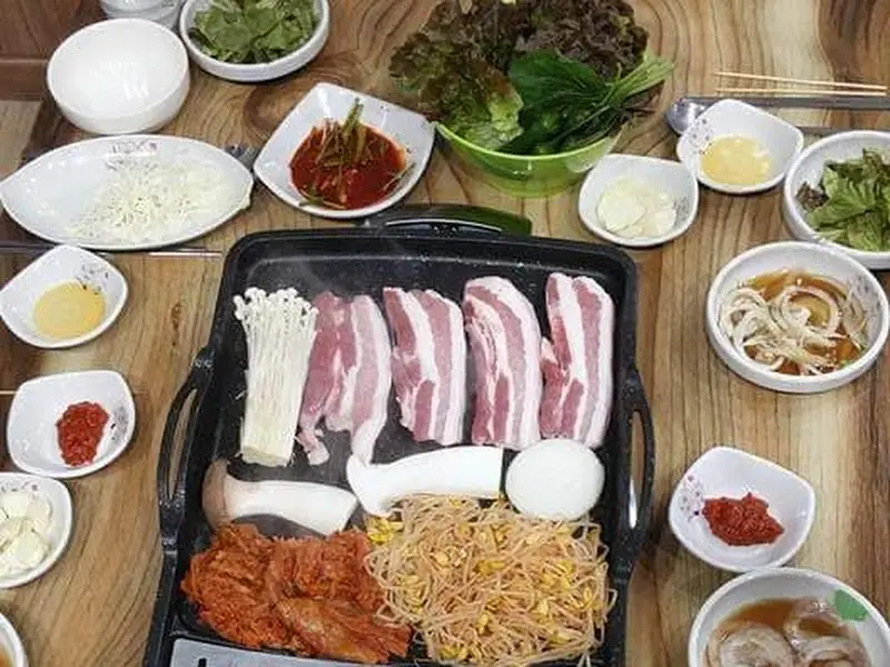 푸짐한 삼겹살 한 상