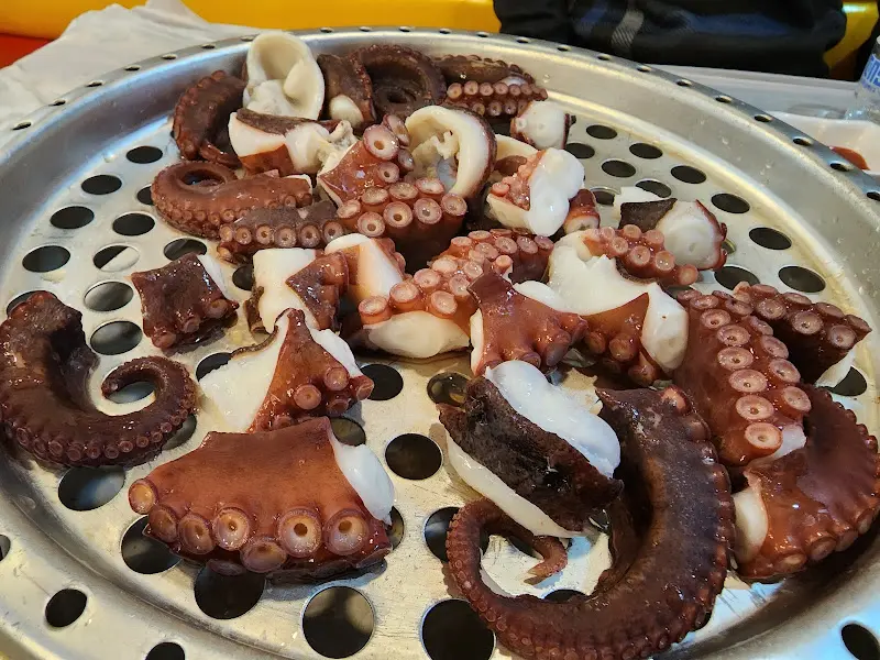 먹기 좋게 손질된 문어 숙회