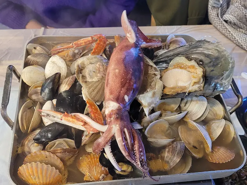 해산물이 가득 담긴 찜 요리