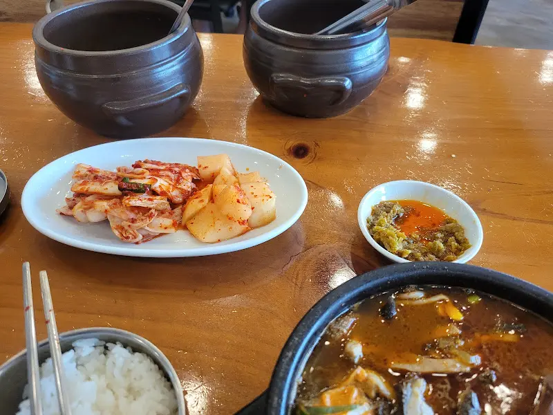 테이블 위에 놓인 해장국, 밥, 김치, 깍두기 등의 모습