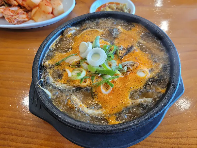 고추기름과 다진 고추가 더해진 얼큰한 양평해장국의 모습