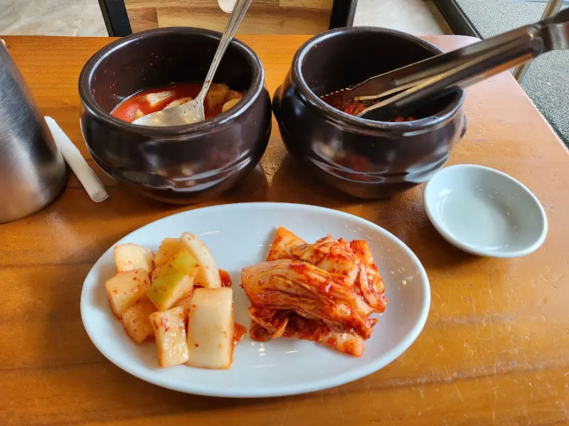 테이블 위에 놓인 김치와 깍두기의 모습