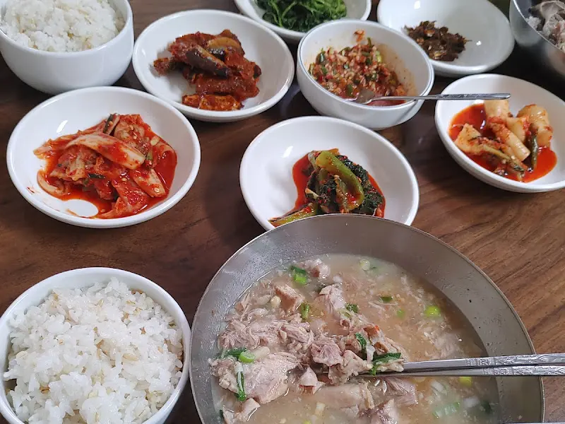 다채로운 반찬과 국이 한상 가득 차려진 모습