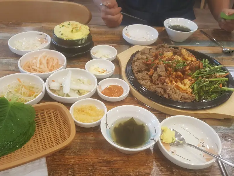 한 상 가득 차려진 모습