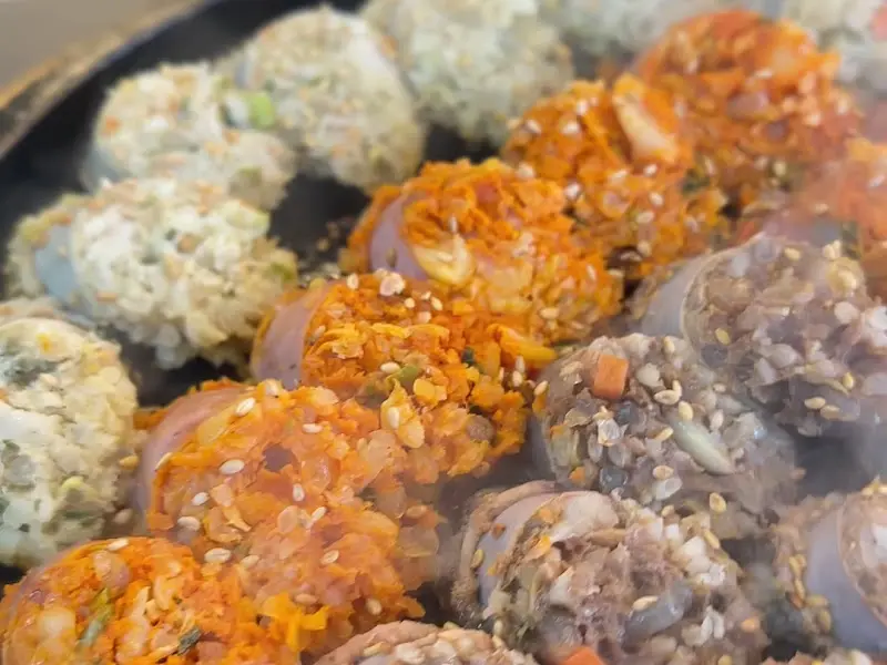 윤기가 흐르는 철판 순대의 모습