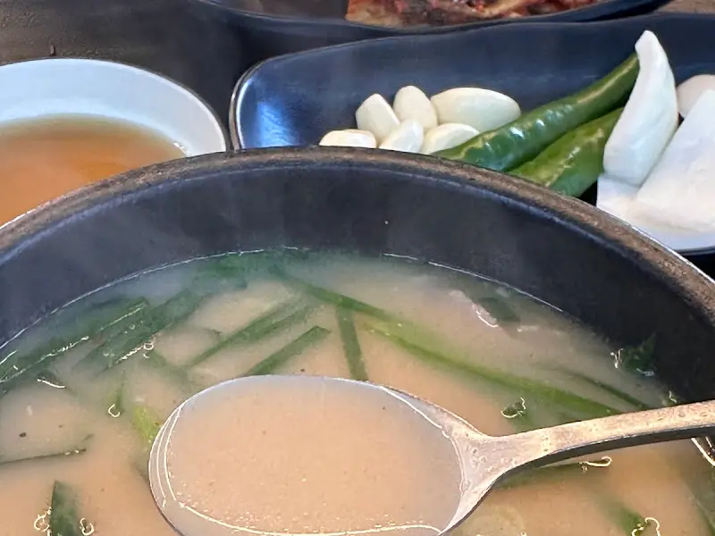 뽀얀 국물과 푸짐한 고기가 인상적인 돼지국밥