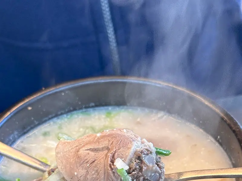 뚝배기 안에서 보글보글 끓고 있는 돼지국밥