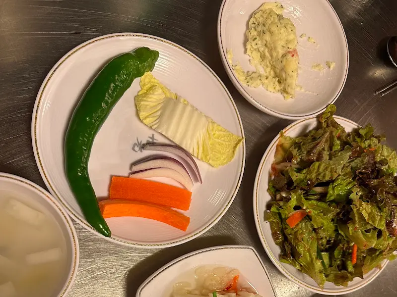 정갈하게 담겨 나온 곁들임 찬