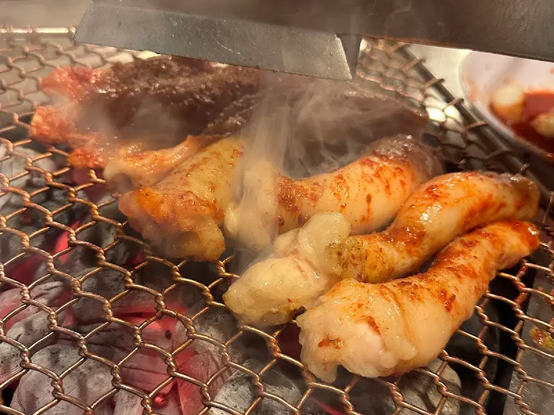 숯불 위에 올려진 양대창과 소갈비살