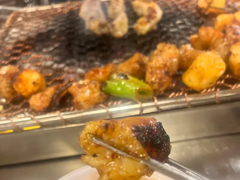 맛있게 구워진 양대창을 집는 젓가락