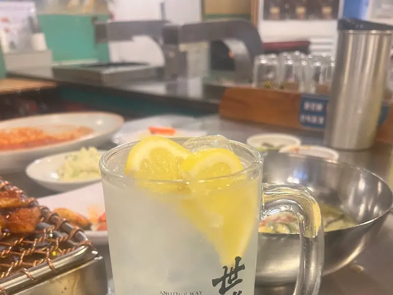 레몬이 들어간 시원한 음료