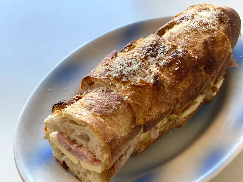 바삭한 바게트 빵에 담긴 잠봉뵈르