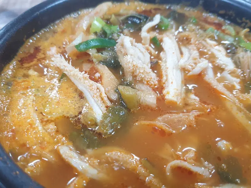얼큰하고 시원한 국물이 일품인 한우내장탕