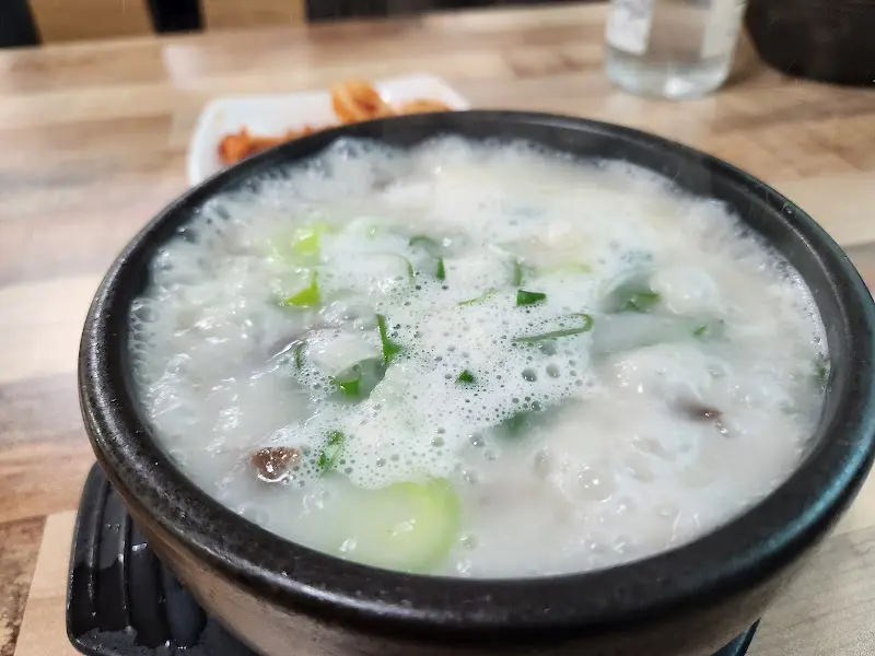 뽀얀 국물이 인상적인 소머리국밥