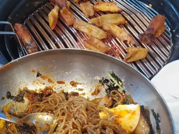 숯불 향에 반하고 돈까스 맛에 놀라는, 춘천 숨은 맛집 ‘춘천숯불닭갈비막국수’ 방문기