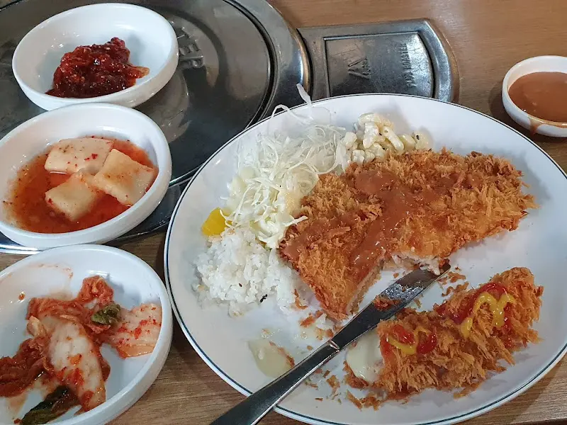 깔끔하게 차려진 돈까스 한 상