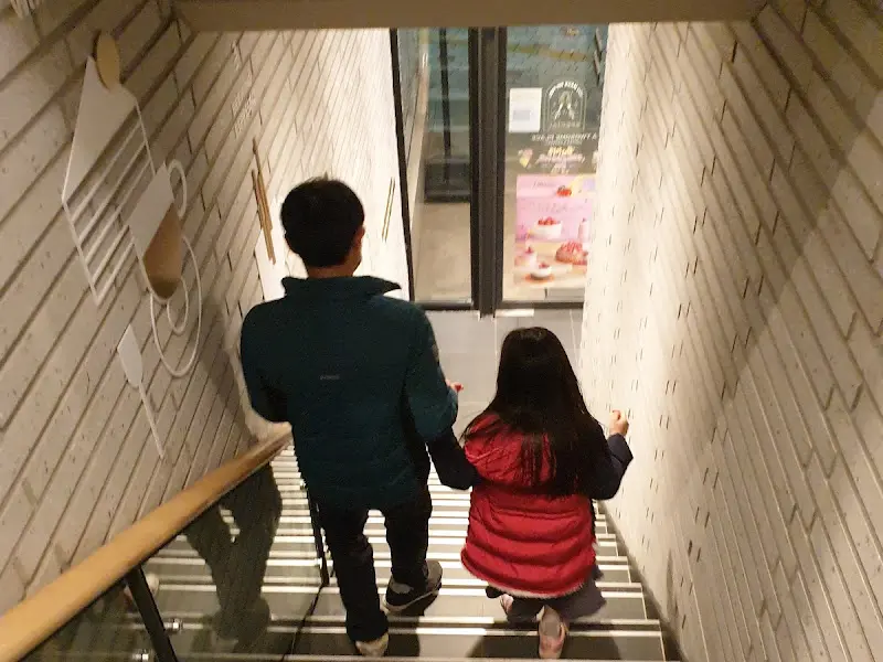 투썸플레이스 2층으로 올라가는 계단