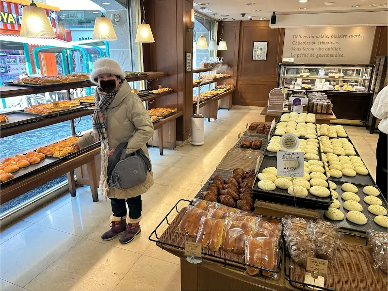 다양한 빵이 진열된 모습