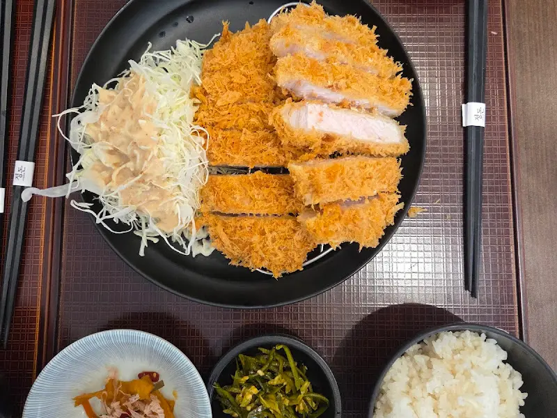 돈카츠 정식 한 상 차림