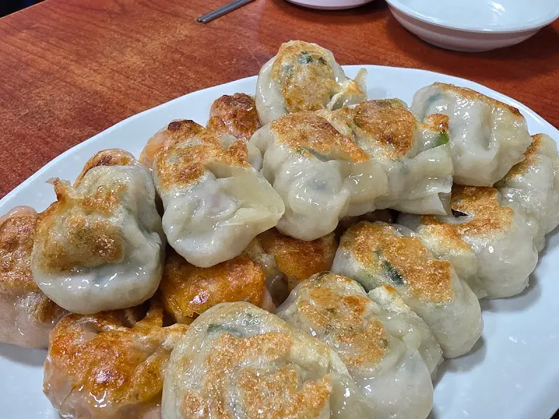 접시 가득 담긴 만두