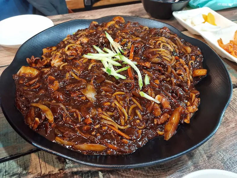 윤기가 흐르는 쟁반짜장