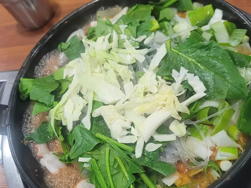 냄비 가득 담긴 채소와 낙지, 곱창의 조화