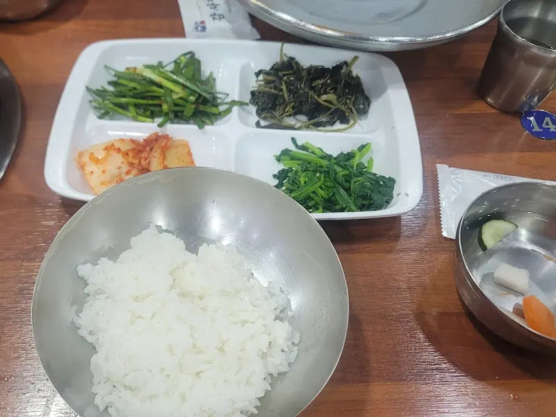 정갈하게 담긴 기본 반찬