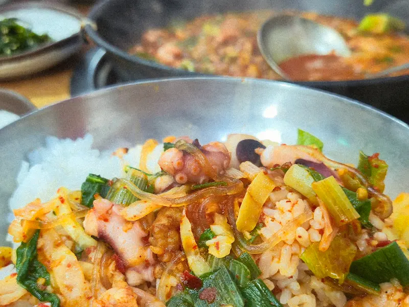 밥에 비벼 먹기 좋게 잘게 잘린 낙곱새