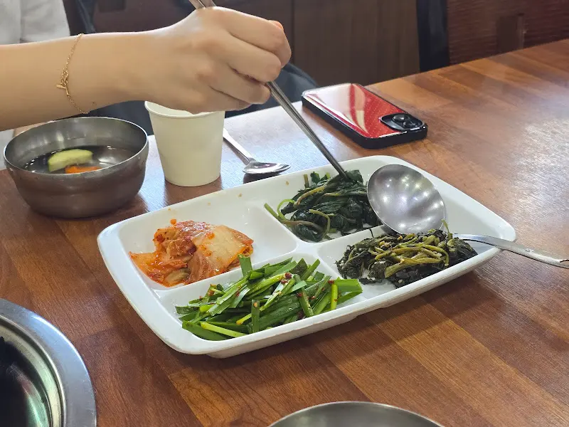 다양한 기본 반찬과 밥, 그리고 국