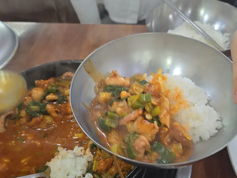 밥에 낙곱새를 비벼 먹는 모습