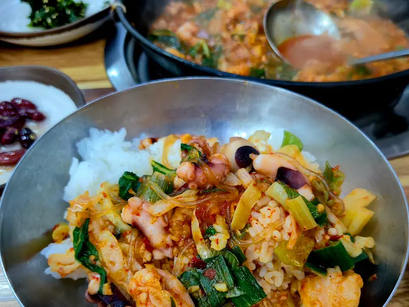 푸짐하게 담긴 낙곱새 비빔밥