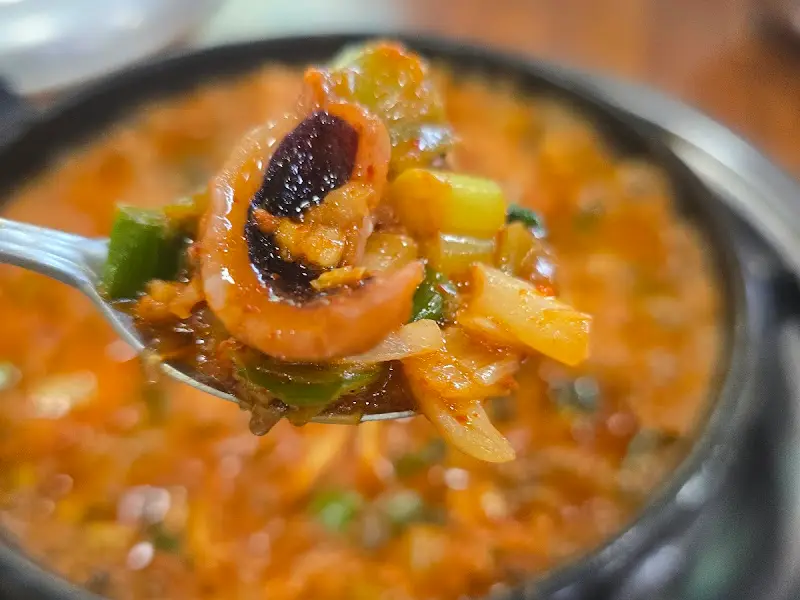 숟가락 위에 올려진 낙지