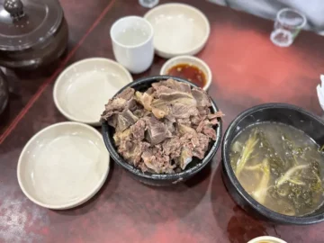 세월의 풍미, 종로 골목에서 만난 85년 전통의 곰탕 맛집