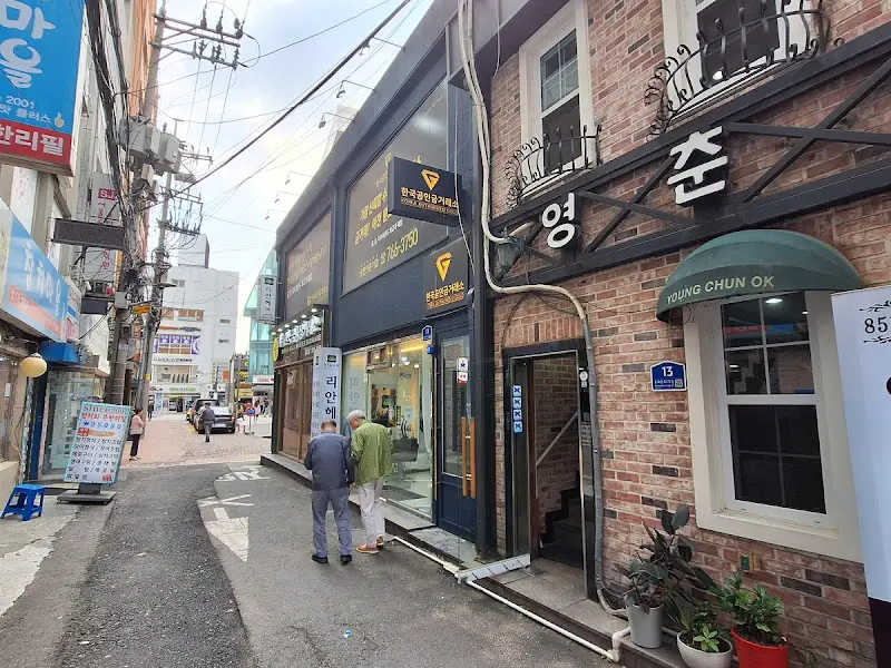 골목길에 위치한 영춘옥