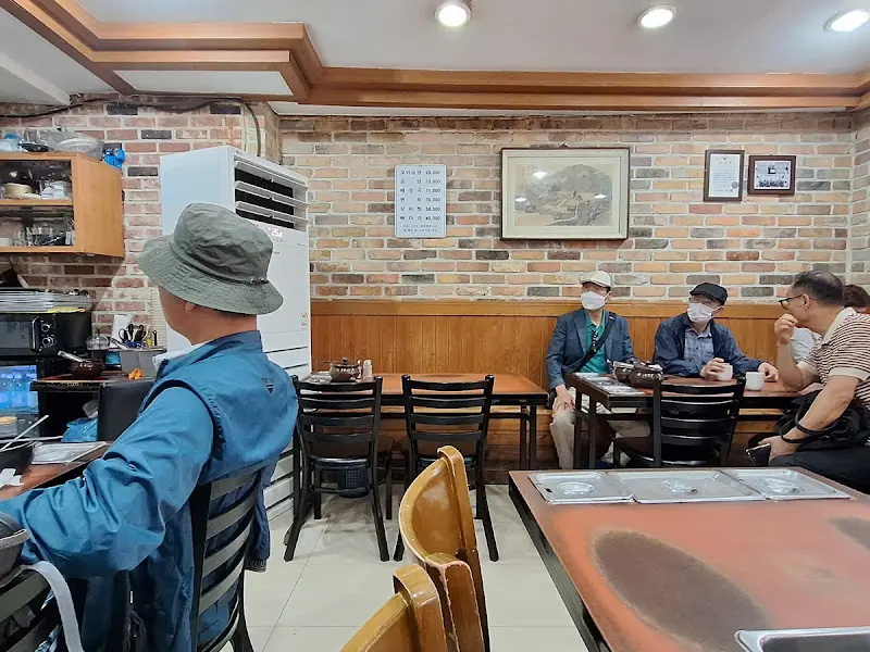 손님들로 북적이는 내부