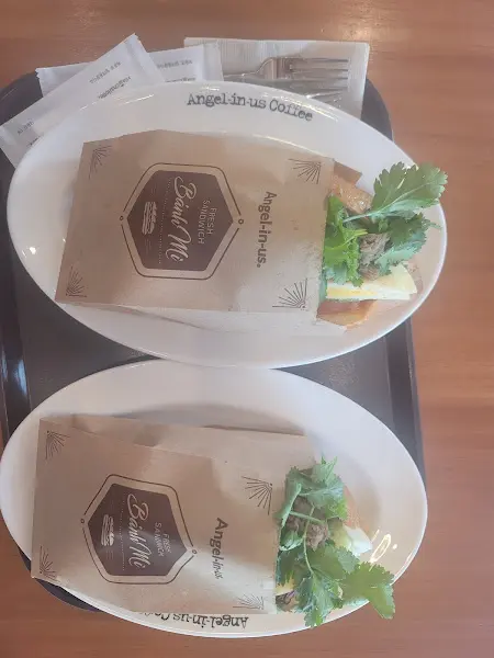 두 개의 반미 샌드위치