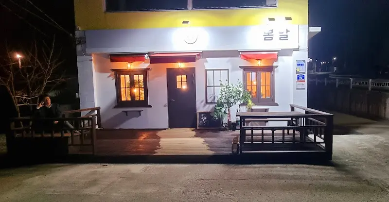 밤에 본 엔젤리너스 옆 골목 식당