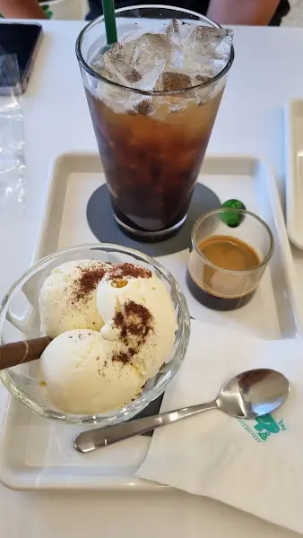 아이스 아메리카노와 디저트