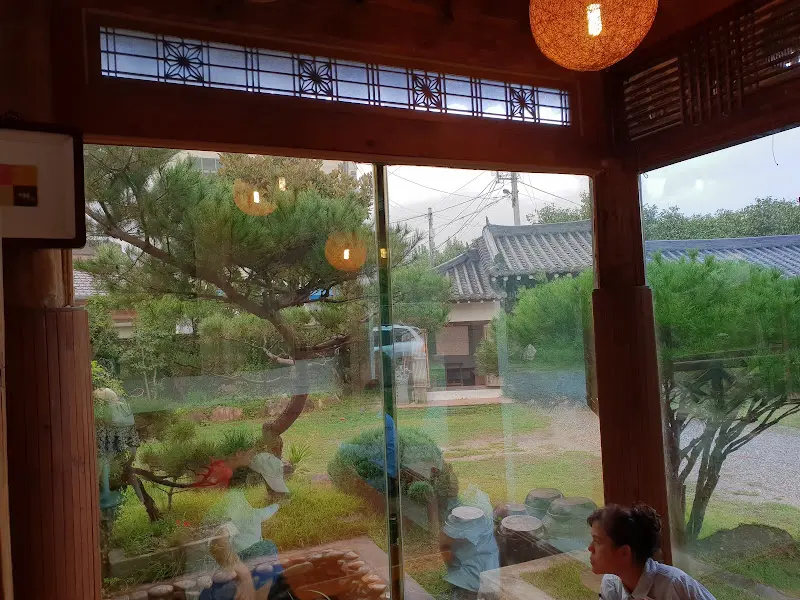 창밖으로 보이는 정원 풍경