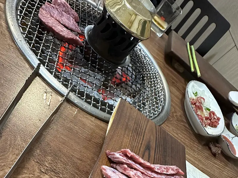 숯불 위에서 구워지는 한우