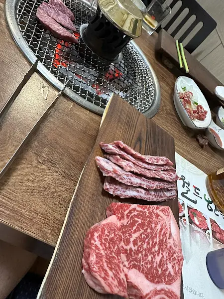 숯불 위에서 익어가는 한우 갈빗살