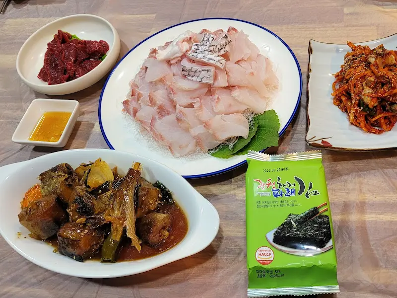 고등어조림과 민어회, 다채로운 밑반찬