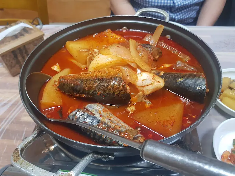 고등어조림 뚝배기의 클로즈업 샷