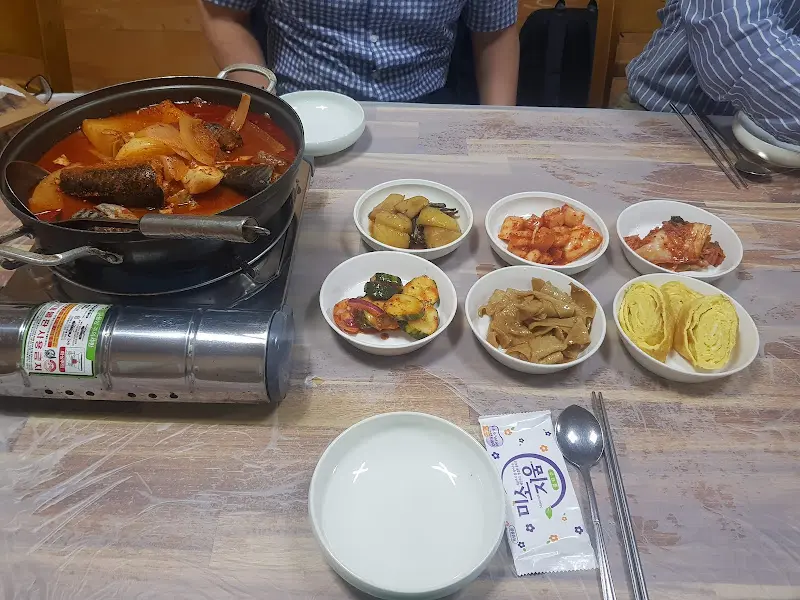 고등어조림과 다양한 밑반찬이 차려진 테이블 전경